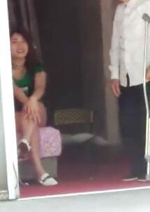 国产嫖老骚鸡视频,揭秘网络色情传播的阴暗面